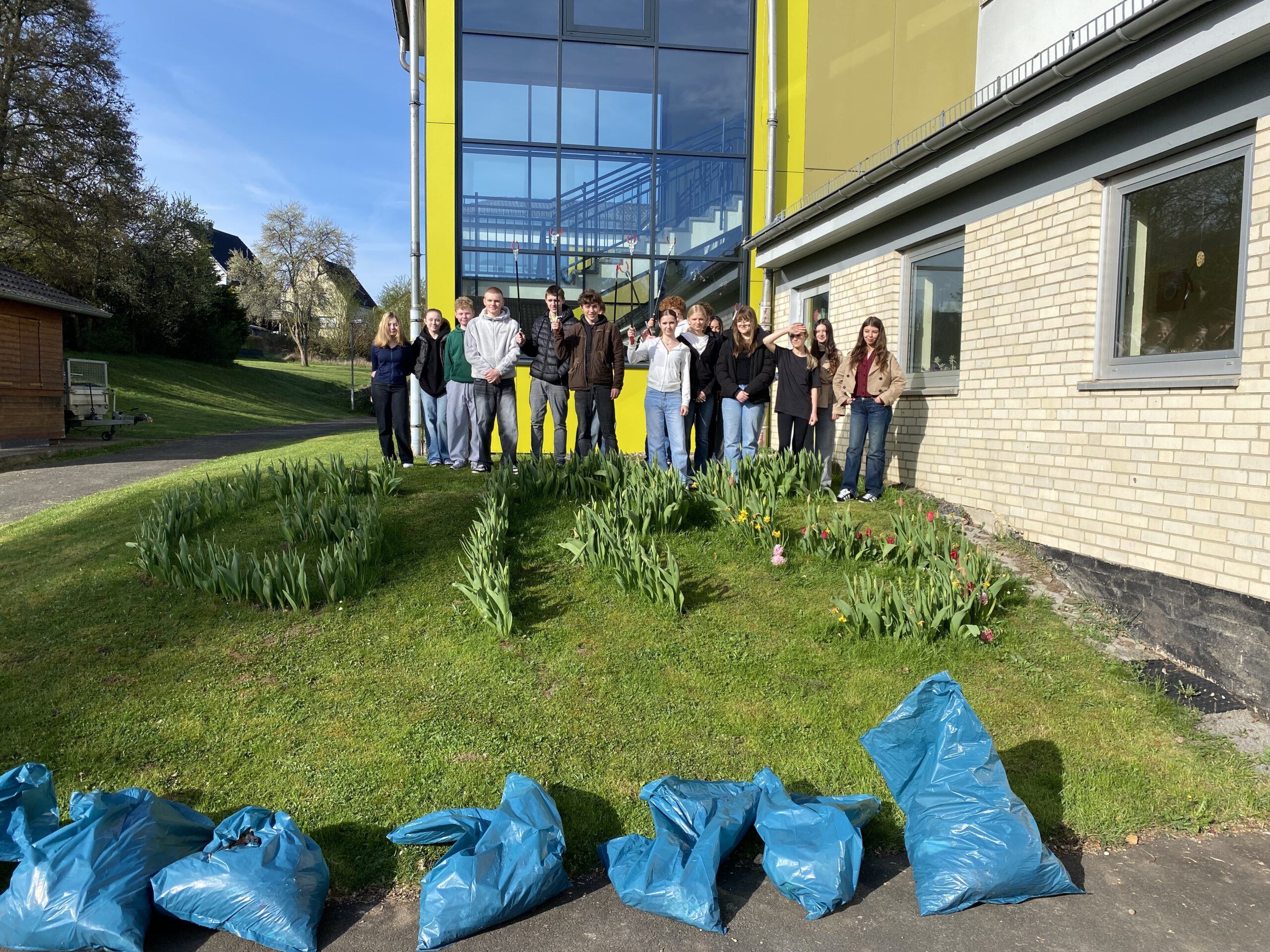 Mehr über den Artikel erfahren Schülerinnen und Schüler der Klasse 9a sammeln Müll im Rahmen von „Gemeinsam machen wir Gerolstein sauber“ 